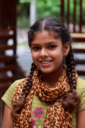 绑着双麻花辫的印度少女图片